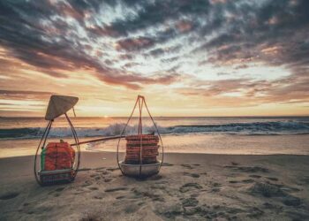 Lúc mặt trời xuống tạo cho cả một vùng biển màu đỏ rực