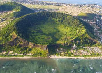 Hồ nước ngọt trên miệng núi lửa “độc nhất vô nhị”