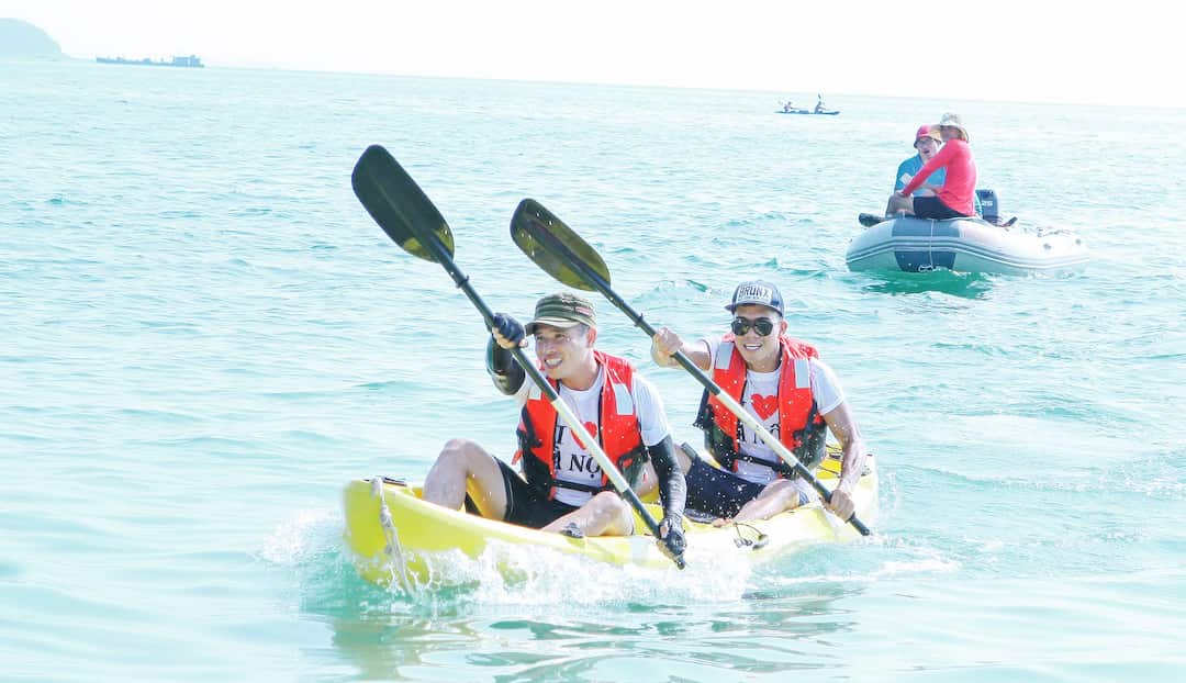 Chèo thuyền Kayak vượt sóng biển