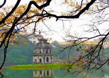 Hồ Hoàn Kiếm - địa chỉ nên ghé khi đến phố cổ