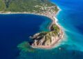Dominica là một hòn đảo nằm ở vùng Caribbean